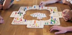 Image de Keez bord 2, 4 en 6 pers.Hout puzzelbord in kist