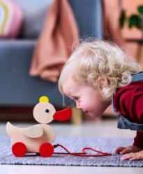 HABA trekfiguur eend spelend meisje