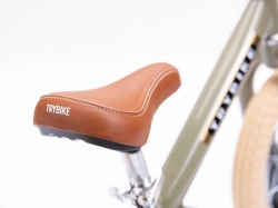Trybike Steel 2-in-1 loopfiets Vintage Groen met stalen frame, luchtbanden en verstelbaar zadel – geschikt voor kinderen van 15 maanden tot 6 jaar.