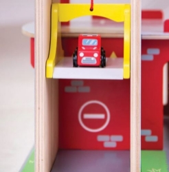 Houten speelgoed parkeergarage van Bigjigs met lift, carwash, benzinepomp en helikopterplatform – geschikt voor kinderen vanaf 3 jaar.