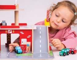 Houten speelgoed parkeergarage van Bigjigs met lift, carwash, benzinepomp en helikopterplatform – geschikt voor kinderen vanaf 3 jaar.