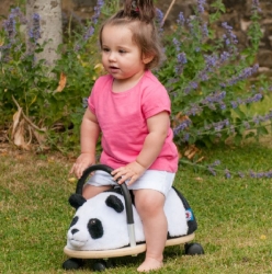 Wheelybug Plush Panda – zachte pluche loopwagen voor peuters met houten onderstel en 360 graden draaibare wielen.