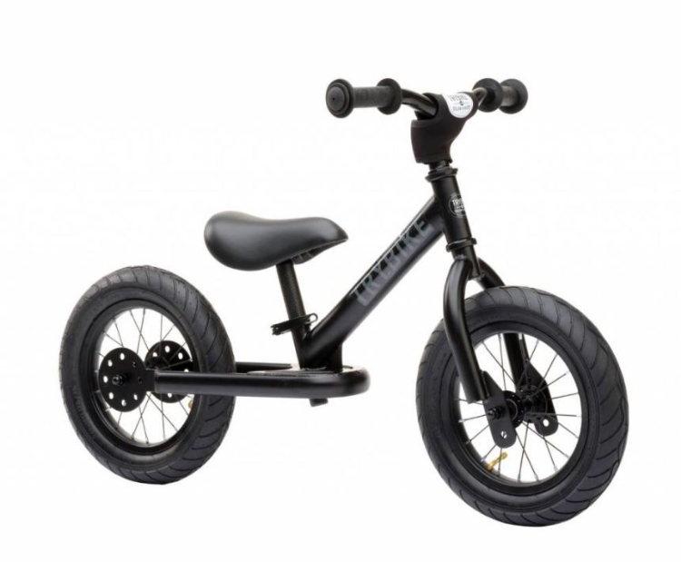Trybike Steel 2-in-1 loopfiets All Black Edition met luchtbanden, verstelbaar zadel en stalen frame – geschikt voor kinderen van 15 maanden tot 6 jaar.