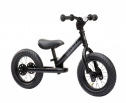 Trybike Steel 2-in-1 loopfiets All Black Edition met luchtbanden, verstelbaar zadel en stalen frame – geschikt voor kinderen van 15 maanden tot 6 jaar.