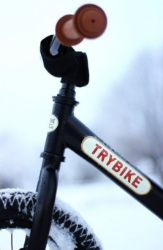 Trybike Steel 2-in-1 loopfiets All Black Edition met luchtbanden, verstelbaar zadel en stalen frame – geschikt voor kinderen van 15 maanden tot 6 jaar.