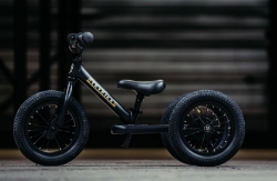 Trybike Steel 2-in-1 loopfiets All Black Edition met luchtbanden, verstelbaar zadel en stalen frame – geschikt voor kinderen van 15 maanden tot 6 jaar.