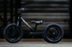 Trybike Steel 2-in-1 loopfiets All Black Edition met luchtbanden, verstelbaar zadel en stalen frame – geschikt voor kinderen van 15 maanden tot 6 jaar.