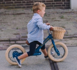 Trybike Steel 2-in-1 loopfiets Vintage Blauw met stalen frame, luchtbanden en verstelbaar zadel – geschikt voor kinderen van 15 maanden tot 6 jaar.