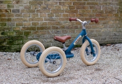 Trybike Steel 2-in-1 loopfiets Vintage Blauw met stalen frame, luchtbanden en verstelbaar zadel – geschikt voor kinderen van 15 maanden tot 6 jaar.