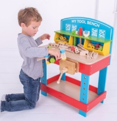 Houten speelgoed werkbank voor kinderen met gereedschapsset, inclusief zaag, hamer, moeren en bankschroef, gemaakt van FSC®-gecertificeerd hout.