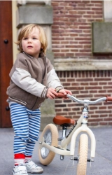 Trybike Steel 2-in-1 loopfiets Vintage Creme met luchtbanden, verstelbaar zadel en stalen frame – geschikt voor kinderen van 15 maanden tot 6 jaar.