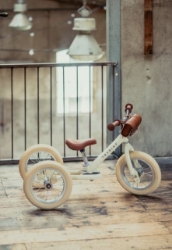 Trybike Steel 2-in-1 loopfiets Vintage Creme met luchtbanden, verstelbaar zadel en stalen frame – geschikt voor kinderen van 15 maanden tot 6 jaar.