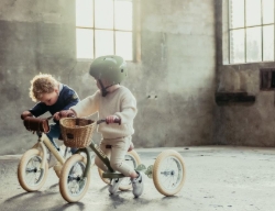 Trybike Steel 2-in-1 loopfiets Vintage Groen met stalen frame, luchtbanden en verstelbaar zadel – geschikt voor kinderen van 15 maanden tot 6 jaar.