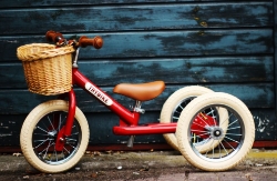 Trybike Steel 2-in-1 loopfiets Vintage Rood met luchtbanden, verstelbaar zadel en stalen frame – geschikt voor kinderen van 15 maanden tot 6 jaar.