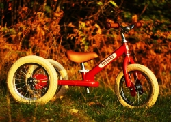 Trybike Steel 2-in-1 loopfiets Vintage Rood met luchtbanden, verstelbaar zadel en stalen frame – geschikt voor kinderen van 15 maanden tot 6 jaar.