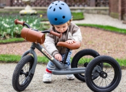 Trybike Steel 2-in-1 loopfiets Grijs met luchtbanden, verstelbaar zadel en stalen frame – geschikt voor kinderen van 15 maanden tot 6 jaar.