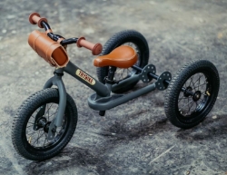 Trybike Steel 2-in-1 loopfiets Grijs met luchtbanden, verstelbaar zadel en stalen frame – geschikt voor kinderen van 15 maanden tot 6 jaar.