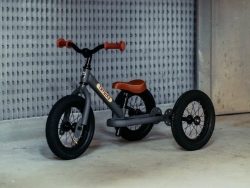Trybike Steel 2-in-1 loopfiets Grijs met luchtbanden, verstelbaar zadel en stalen frame – geschikt voor kinderen van 15 maanden tot 6 jaar.
