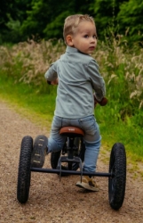 Trybike Steel 2-in-1 loopfiets Grijs met luchtbanden, verstelbaar zadel en stalen frame – geschikt voor kinderen van 15 maanden tot 6 jaar.