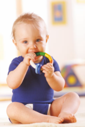 HABA Bijtring Grijpring Kringelringel houten rammelaar met regenboog kleuren en blauwe ringen 1001121001 duurzaam houten speelgoed