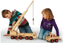 Afbeeldingen van Fagus Unimog - Duurzaam Houten Auto met 2 poppetjes - 2jr+