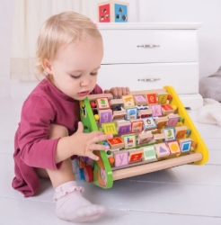 Afbeeldingen van Bigjigs Activity Centre – Houten Triangel Speelcentrum FSC 12m+