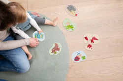 HABA 4 Eerste Puzzels Jonge Dieren Spelend kindje