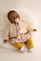 Schildkröt - Baby Amy Safari – Babypop donkere huidskleur met slaapogen – vanaf 3 jaar
