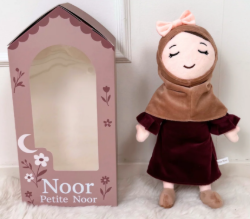 Picture of Petite Noor - Stoffen Knuffelpop Noor – 30 cm met Islamitische Kleding en Hijab - Vanaf 0 jaar