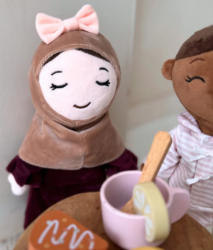 Picture of Petite Noor - Stoffen Knuffelpop Noor – 30 cm met Islamitische Kleding en Hijab - Vanaf 0 jaar